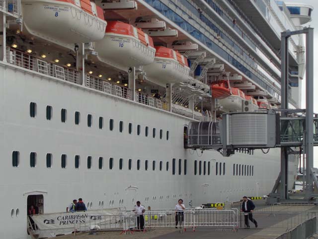Cruiseschip ms Caribbean Princess van Princess Cruises aan de Cruise Terminal Rotterdam